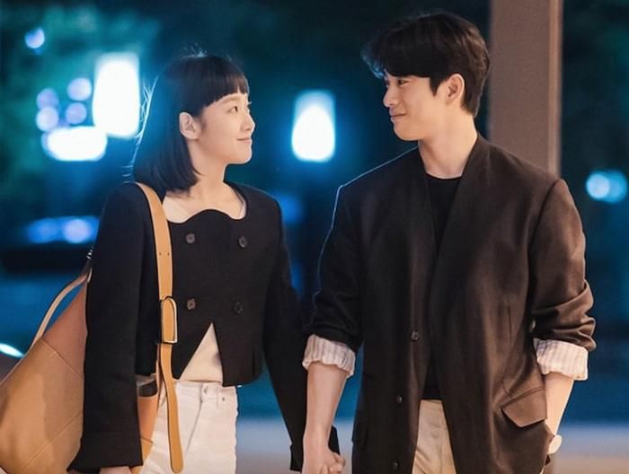 Ở phần hai, Kim Yumi (Kim Go Eun) tiếp tục hành trình cân bằng giữa công việc, tình yêu và ước mơ trở thành nhà văn. Ảnh: NSX