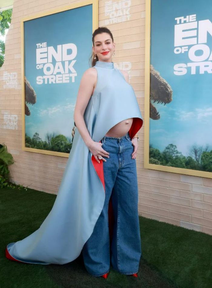 Tại buổi công chiếu The End of Oak Street ở California, Anne Hathaway diện áo hai tông màu được Prabal Gurung thiết kế riêng, kết hợp với quần jeans của La Ligne, trang sức Bulgari và giày Aquazzura. Ảnh: Getty Images