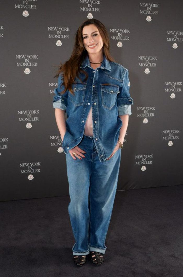 Tại sự kiện ra mắt cửa hàng flagship mới của Moncler trên Đại lộ Fifth Avenue, Anne Hathaway diện phong cách denim-on-denim từ chính thương hiệu chủ nhà. Ảnh: Getty Images