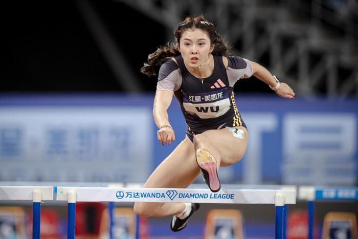 VĐV điền kinh Trung Quốc Wu Yanni tham gia thi đấu nội dung 100m vượt rào nữ tại chặng Xiamen của Wanda Diamond League 2024, diễn ra tại Hạ Môn, tỉnh Phúc Kiến, đông nam Trung Quốc, hồi tháng 4. 20/4/2024. Ảnh: AP/Newsis.