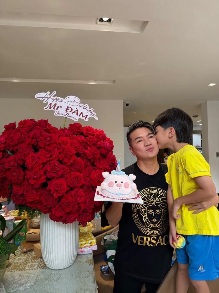 Đàm Vĩnh Hưng chia sẻ loạt khoảnh khắc bên con trai - bé Polo nhân dịp sinh nhật.