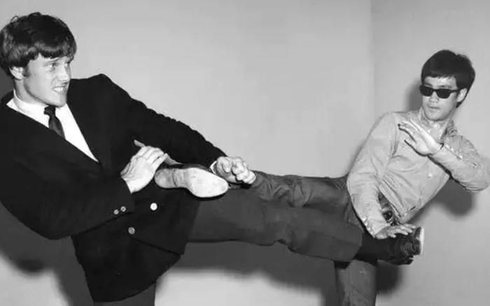 Bên cạnh Joe Lewis, Lý Tiểu Long còn có nhiều học trò nổi tiếng như Chuck Norris, Dan Inosanto và Kareem Abdul-Jabbar.