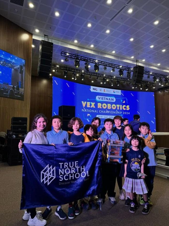 Cô Nguyễn Quỳnh Anh trong những lần dẫn dắt các đội robotics thi đấu quốc tế.