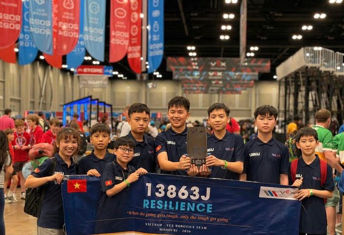 Cô Quỳnh Anh (ngoài cùng bên trái) cùng các thành viên đội 13863J – Resilience (Hà Nội) đoạt Innovate Award, VEX IQ World Championship 2026.