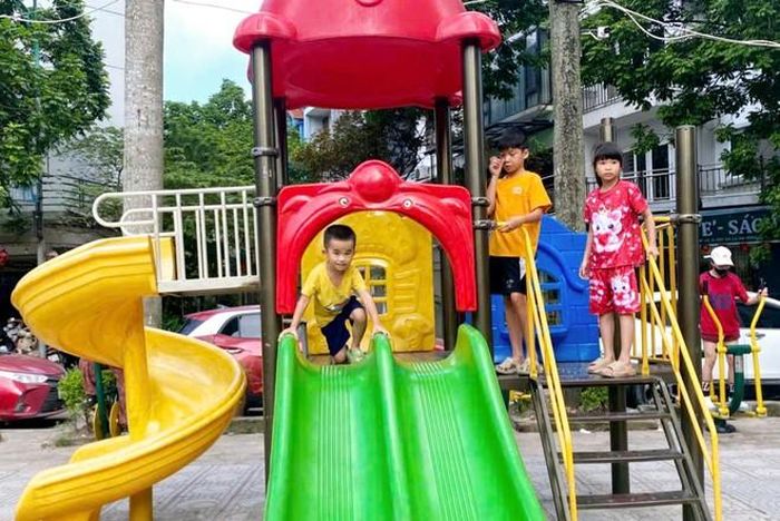 Trẻ em vui chơi tại khu công viên Xa La (Hà Đông)