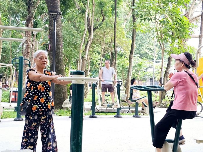 Người cao tuổi tập thể dục tại công viên Định Công