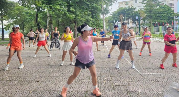 Chị Nguyễn Thanh Tâm cùng các thành viên đều đặn tập thể dục 2 buổi mỗi ngày tại công viên