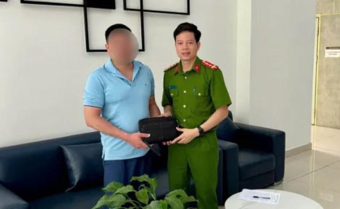 Công an phường Đông Ngạc hỗ trợ anh T.T.V nhận lại tài sản thất lạc