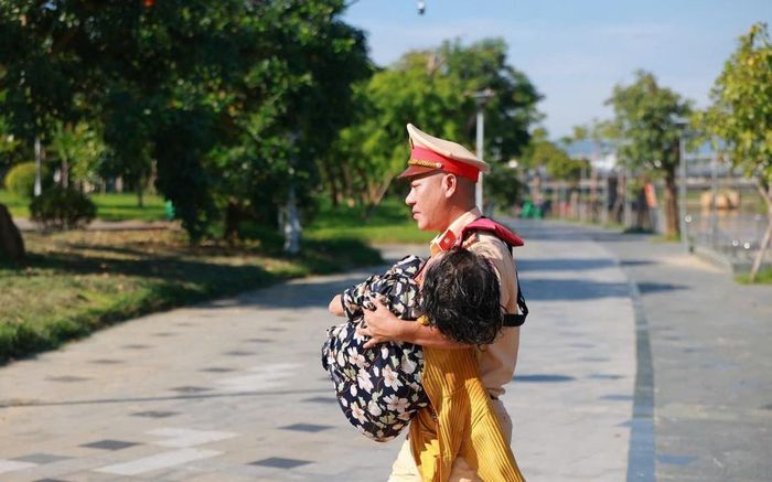 Hành động dũng cảm của thượng tá Lê Diệt đã cứu sống người phụ nữ đang chới với giữa dòng sông Hương