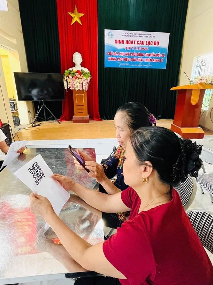 Phụ nữ cao tuổi tại Ninh Bình bước vào đời sống số