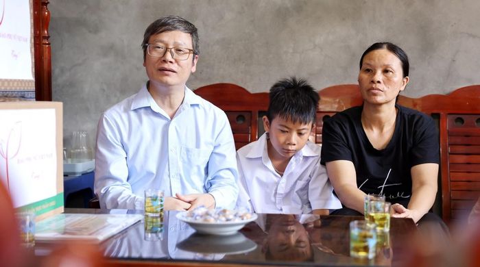 Ông Phí Quốc Thuyên trò chuyện, thăm hỏi gia đình, lắng nghe những chia sẻ của bà nội, mẹ em, đại diện chính quyền địa phương và nhà trường về hoàn cảnh cũng như việc học tập của Tiến