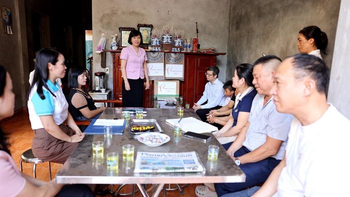 Bà Lê Thị Toan, Phó Bí thư Thường trực Đảng ủy xã Phúc Lộc, cảm kích trước sự quan tâm, tình cảm của Tổng Biên tập Báo Phụ nữ Việt Nam dành cho em Nguyễn Ngọc Tiến