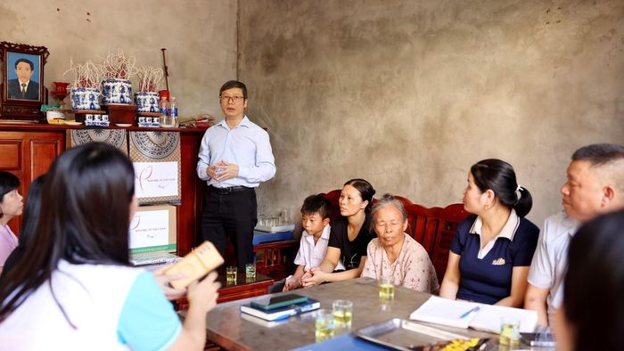 Ông Phí Quốc Thuyên, Bí thư Chi bộ, Tổng Biên tập Báo Phụ nữ Việt Nam, chia sẻ tại buổi thăm và trao quà, hỗ trợ kinh phí