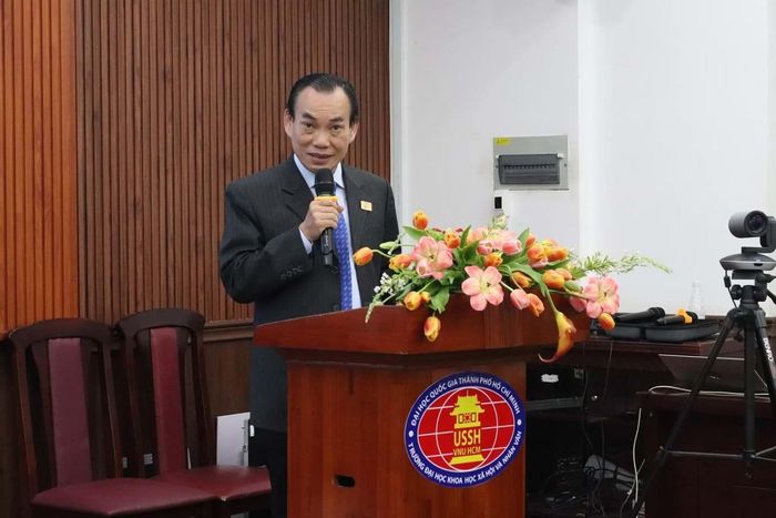 TS. Lê Thanh Hoà với tham luận về bản sắc của siêu đô thị đa trung tâm. Ảnh: BTC