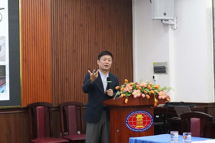 PGS.TS. Cheng Liang tiếp cận di sản, văn hóa từ câu chuyện lịch sử ẩm thực. Ảnh: BTC