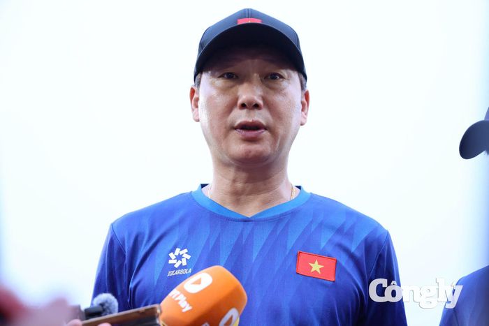 HLV Kim Sang Sik đặt mục tiêu phải thắng Pakistan để hướng đến trận đấu hạng ba. Ảnh: Phạm Đình.
