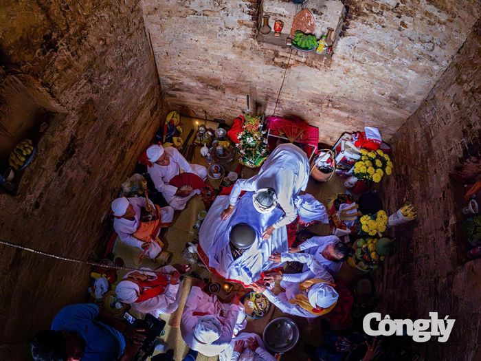 Các chức sắc và đồng bào Chăm thực hiện nghi lễ tại tháp Pô Sah Inư.