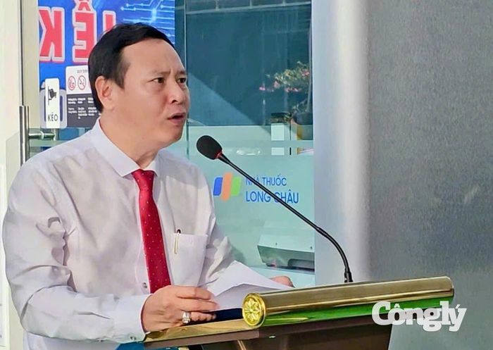 Ông Huỳnh Tiến Dũng, Phó Bí thư Đảng ủy, Chủ tịch UBND xã phát biểu tại buổi lễ.
