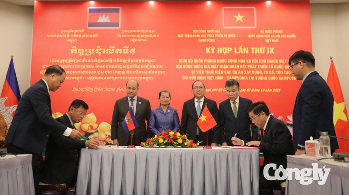 Đại diện Bộ Quốc phòng nước Cộng hòa xã hội chủ nghĩa Việt Nam và Hội đồng Quốc gia Mặt trận Đoàn kết Phát triển Tổ quốc Campuchia ký kết bản ghi nhớ. Ảnh: Đình Viên.