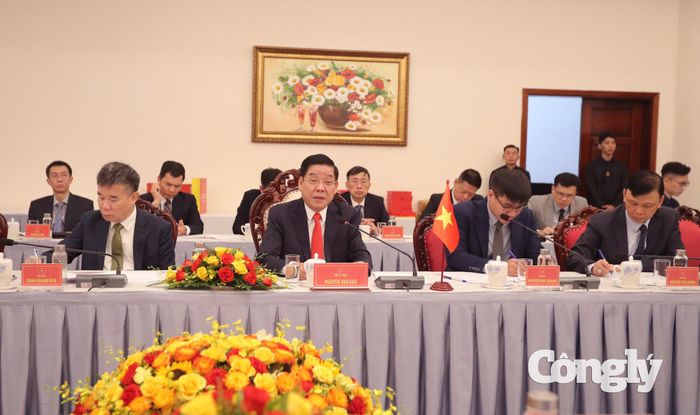 Thượng tướng Nguyễn Văn Gấu, Ủy viên Trung ương Đảng, Ủy viên Quân ủy Trung ương, Thứ trưởng Bộ Quốc phòng chia sẻ tại Hội đàm. Ảnh: Đình Viên.
