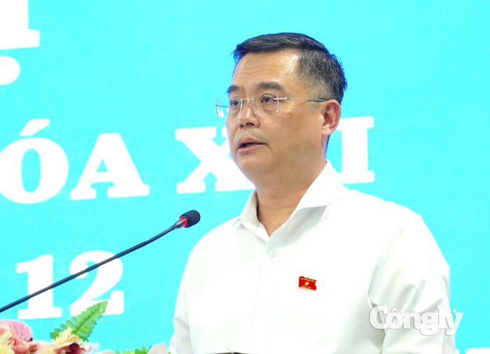 Ông Nguyễn Thanh Tùng thay mặt Tổ đại biểu Quốc hội đơn vị số 12 thông tin đến cử tri về dự kiến nội dung, chương trình Kỳ họp thứ Hai, Quốc hội khóa XVI.