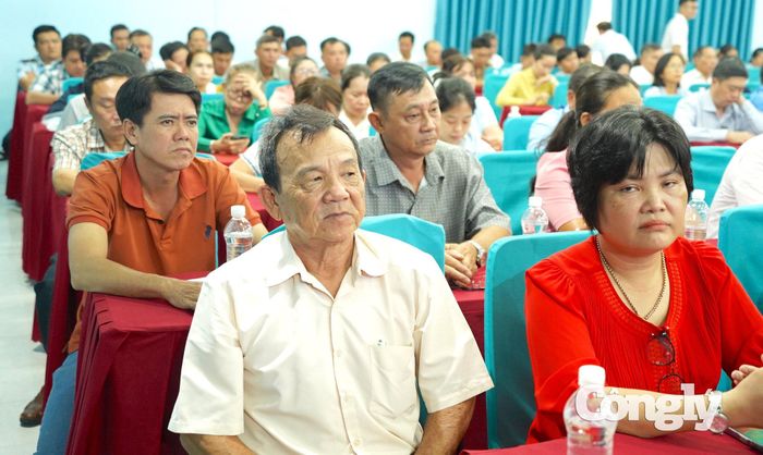 Cử tri tham gia hội nghị tại Hội trường HĐND - UBND xã Bình Mỹ.