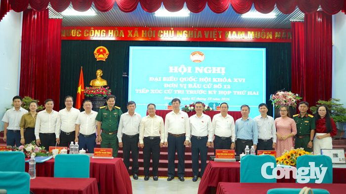 Đoàn đại biểu Quốc hội TP.HCM đơn vị bầu cử số 12 chụp hình lưu niệm cùng đại diện các cơ quan, đơn vị.