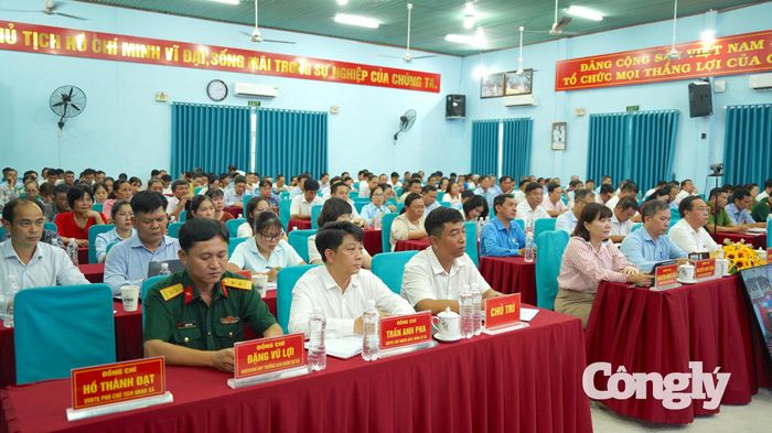 Toàn cảnh hội nghị tiếp xúc cử tri.
