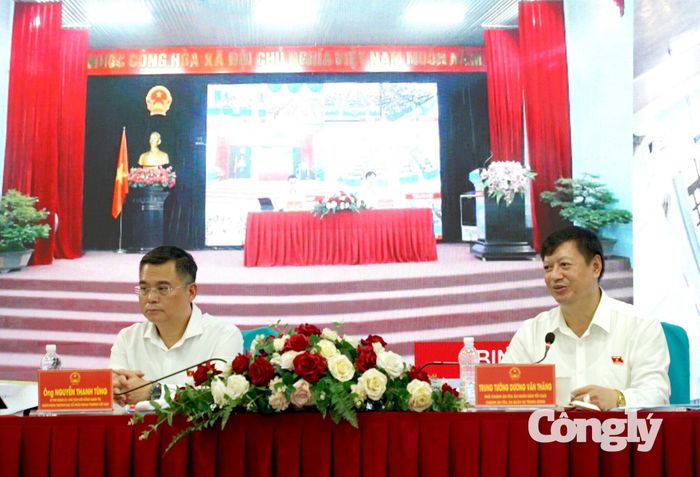 Trung tướng Dương Văn Thăng và ông Nguyễn Thanh Tùng tại hội nghị tiếp xúc cử tri.