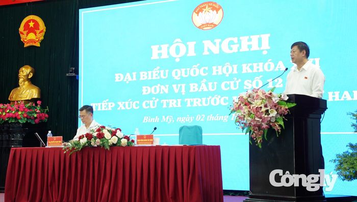 Trung tướng Dương Văn Thăng, thay mặt Tổ đại biểu Quốc hội đơn vị số 12 phát biểu tiếp thu, ghi nhận các ý kiến, kiến nghị của cử tri.