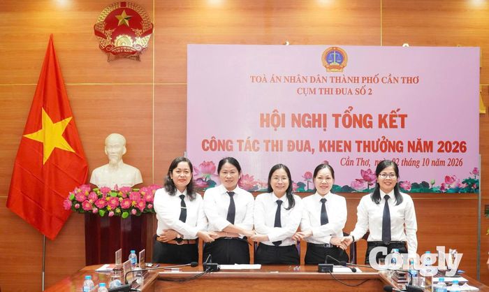 Đại diện các TAND khu vực ký giao ước thi đua