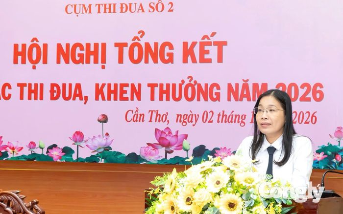 Bà Phan Ngô Huỳnh, Trưởng cụm thi đua số 2, Chánh án TAND khu vực 14- Cần Thơ báo cáo thành tích cụm thi đua đạt được