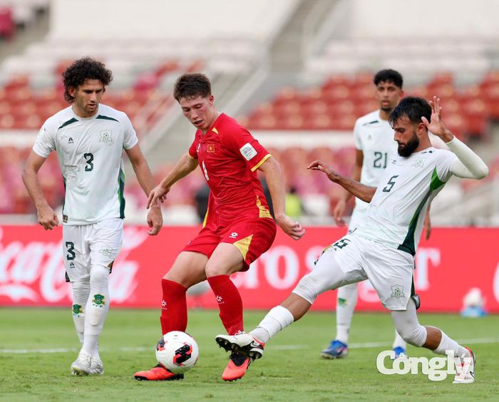 Dù tạo được sức ép, Việt Nam không thể tìm được bàn gỡ trước giờ nghỉ. Pakistan tạm dẫn 1-0 sau 45 phút đầu tiên. Ảnh: Phạm Đình.