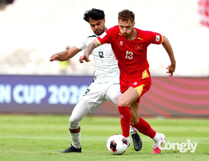 Việt Nam kiểm soát bóng và tổ chức nhiều đợt tấn công về phía khung thành Pakistan. Tuy nhiên, sự chắc chắn của hàng phòng ngự đối phương khiến các chân sút áo đỏ gặp không ít khó khăn trong việc tìm đường vào khung thành. Ảnh: Phạm Đình.