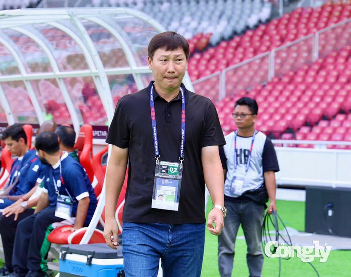 Sau thất bại trước Thái Lan, thầy trò HLV Kim Sang Sik chủ động đẩy cao đội hình ngay sau tiếng còi khai cuộc. Ảnh: Phạm Đình.