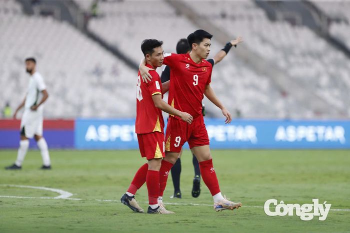 Bước sang hiệp 2, đội tuyển Việt Nam thể hiện một diện mạo hoàn toàn khác. Các pha phối hợp được triển khai nhanh hơn, sức ép liên tục được duy trì bên phần sân Pakistan. Ảnh: Phạm Đình.