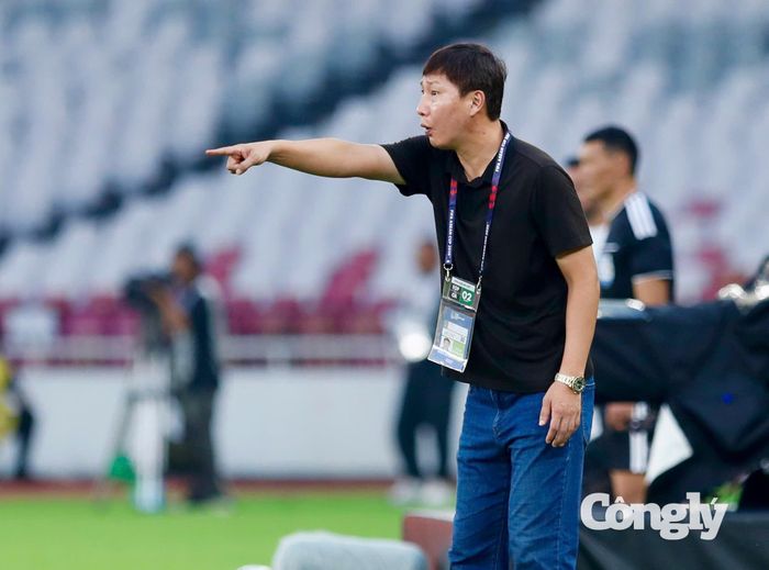 Sự đa dạng ấy giúp Minh Hoàng có thể thích nghi với nhiều cách chơi khác nhau. HLV Kim Sang Sik khi cần một tiền đạo làm tường, anh có thể sử dụng thể hình và khả năng cài người. Khi khoảng trống xuất hiện phía sau hàng phòng ngự, tốc độ trở thành vũ khí. Trong vòng cấm, khả năng chọn vị trí và dứt điểm giúp cầu thủ trẻ trở thành phương án đáng chú ý. Ảnh: Phạm Đình.