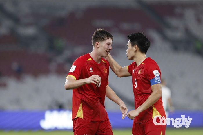 Phút 90+1, tiền đạo trẻ tận dụng cơ hội, ghi bàn nâng tỷ số lên 4-2 và hoàn tất màn ngược dòng giàu cảm xúc. Ảnh: Phạm Đình.
