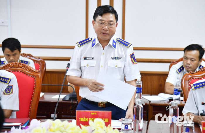 Đại tá Trần Nguyên Lai - Phó Tư lệnh, Tham mưu trưởng Bộ Tư lệnh Vùng Cảnh sát biển 4 phát biểu tại hội nghị