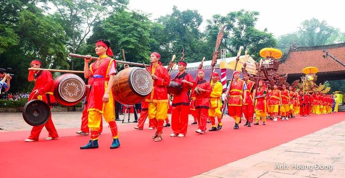Nghi thức rước kiệu Đức vua Lê Thái Tổ, kiệu Trung Túc vương Lê Lai về sân rồng Chính điện Lam Kinh.