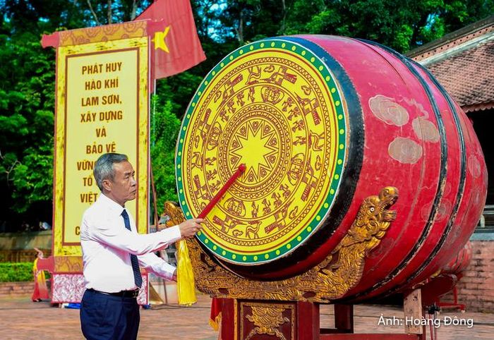 Bí thư Tỉnh ủy Thanh Hoá Lê Đức Thái đánh trống khai hội.