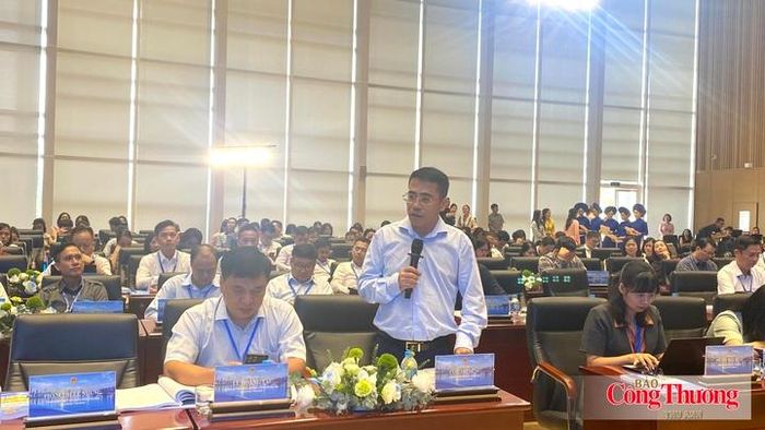 Các đại biểu trao đổi, thảo luận tại sự kiện.