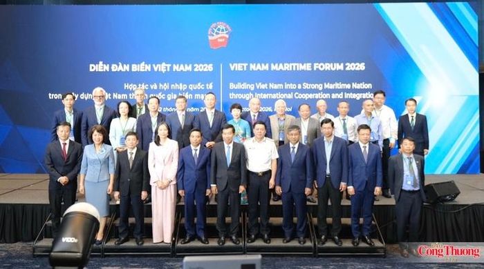 Các đại biểu chụp ảnh chung tại Diễn đàn