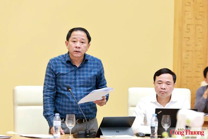 Quyền Cục trưởng Cục Năng lượng - Dầu khí Trần Thanh Tùng báo cáo tại buổi làm việc.