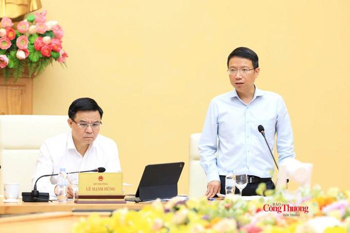 Vụ trưởng Vụ Phát triển thị trường nước ngoài và Thương mại đa biên Lê Triệu Dũng báo cáo tại buổi làm việc.