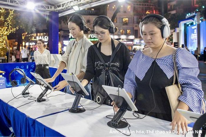 Bạn đọc thích thú khám phá những hoạt động trải nghiệm tại Hội Sách Hà Nội. 