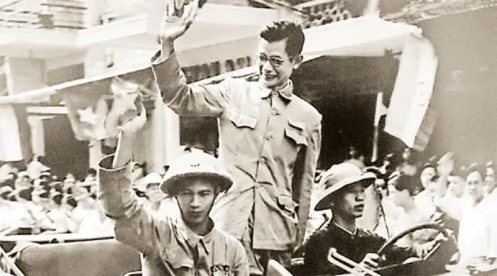 Bác sĩ Trần Duy Hưng vẫy chào người dân trong ngày tiếp quản Thủ đô (10/10/1954). Ảnh tư liệu