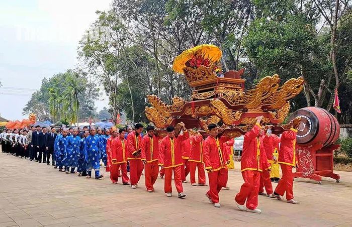 Nghi thức rước kiệu múa rồng về trước đền Trung Túc vương Lê Lai.
