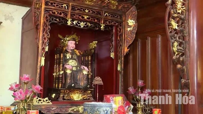 Trong chùa Mèo hôm nay, vua Lê Thái Tổ được thờ ở một không gian trang trọng.