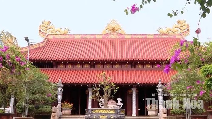 Từ một nơi người dân tìm về hành lễ, chùa Mèo ngày càng được biết đến như một điểm đến để du khách tìm hiểu lịch sử, khám phá văn hóa bản địa và vãn cảnh giữa không gian núi rừng.